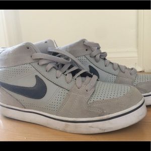 Nikes SZ 8